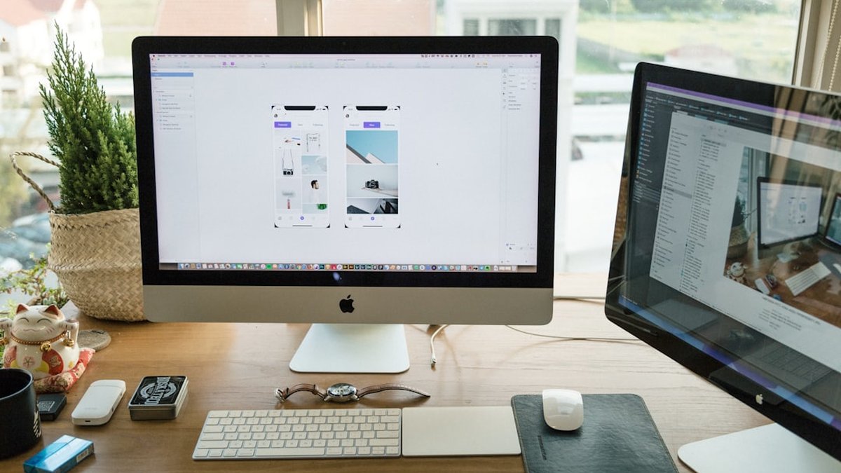Espace de travail d'un designer en train de mener une refonte de site web