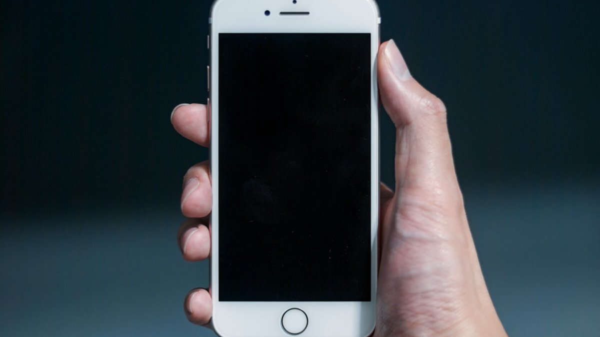 Smartphone affichant une interface mobile soignee, signe d'un site optimise mobile-first