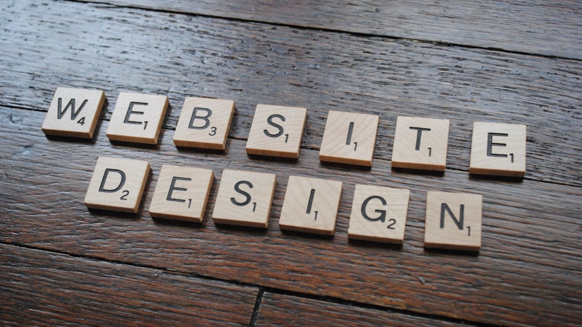 Comparaison entre solution template et site web sur mesure