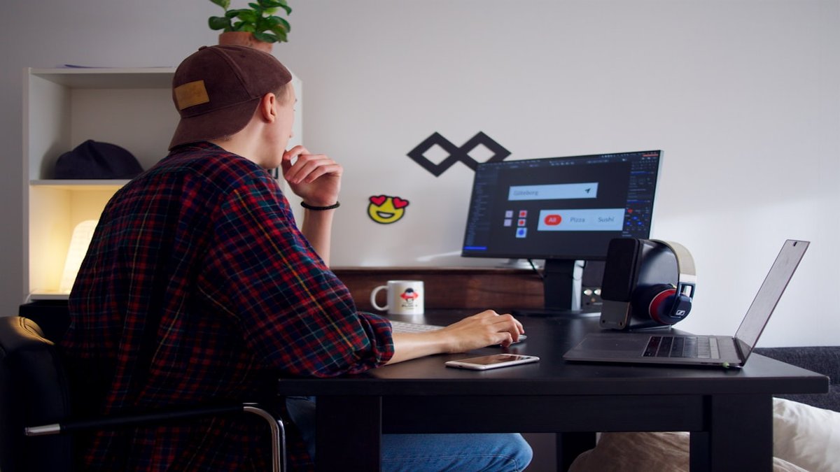 Designer freelance travaillant sur un projet de site web