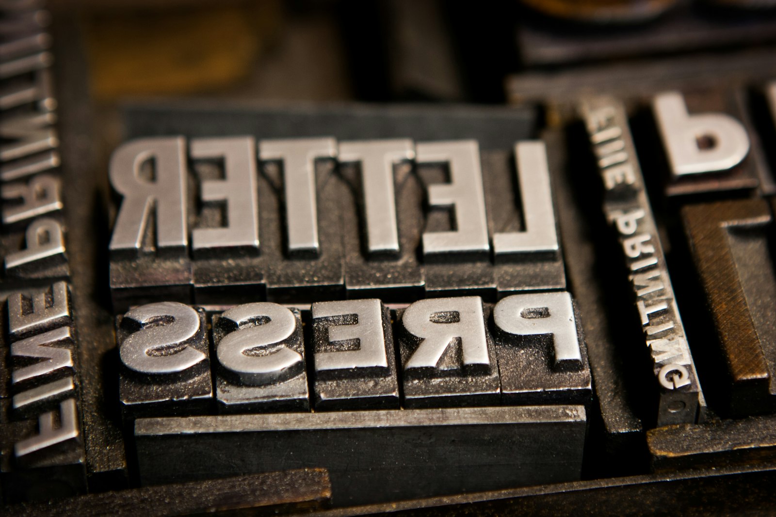 Détail d'une finition print en relief, typographie gravée