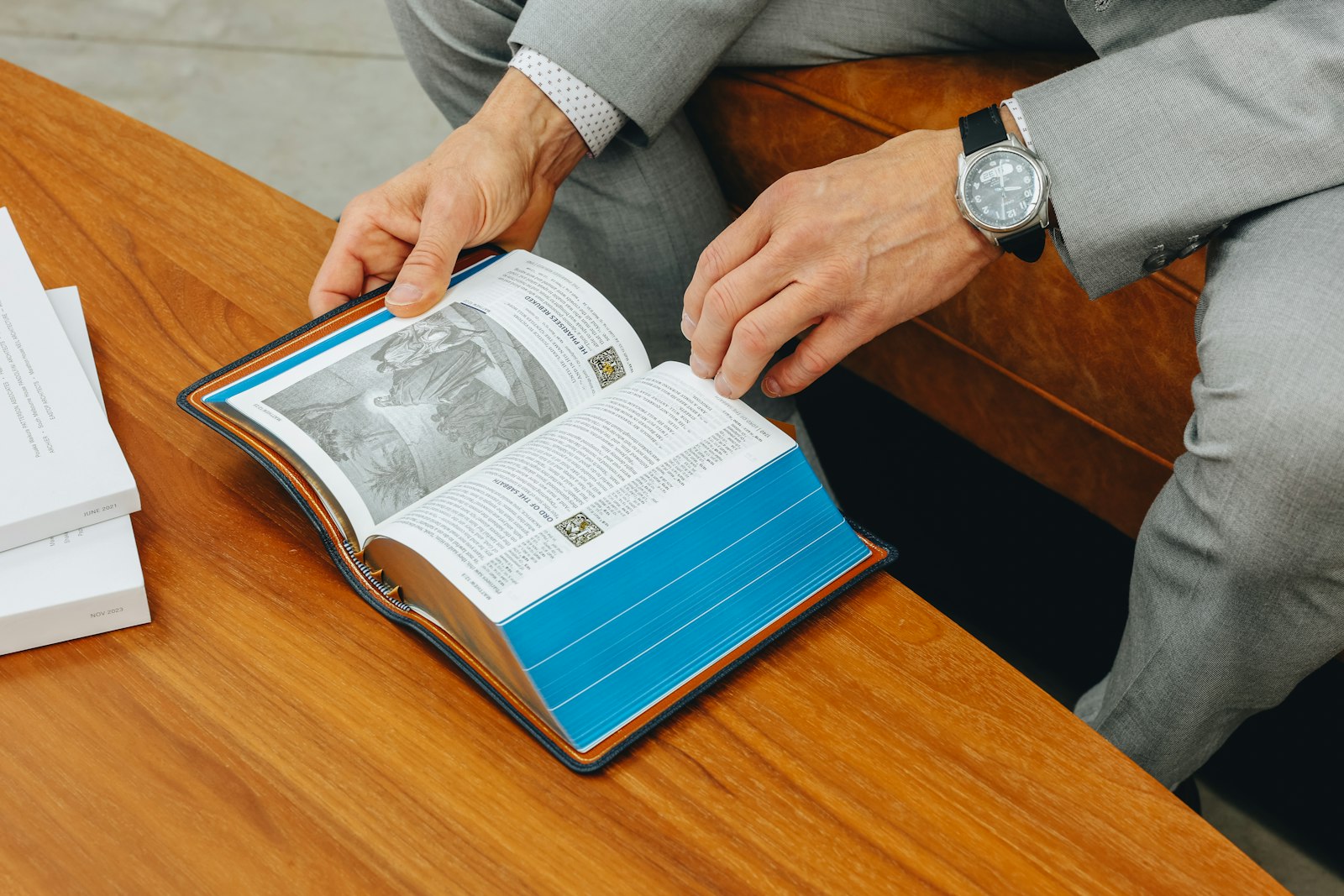 Remise d'un support print en rendez-vous commercial